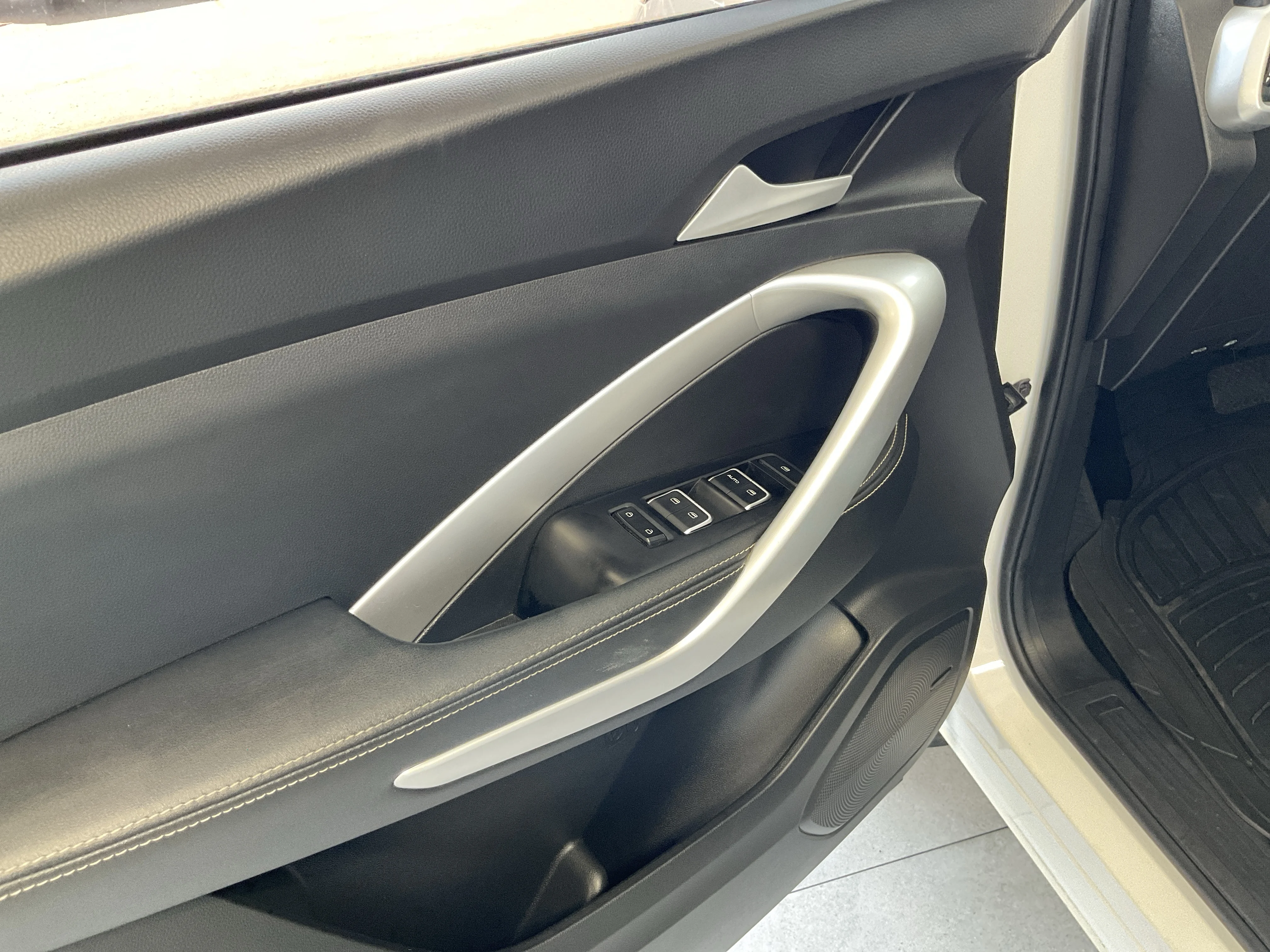 Interior 6